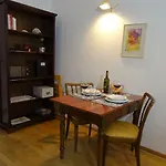 Charming, Central, Spacious 아파트 *